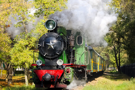 俄罗斯新西伯利亚州2018年7月日旧式蒸汽机车露天博物馆机车或引擎是铁路运输工具为火车提供动力旧式蒸汽机车露天博物馆背景