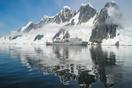 南极洲海岸景观山脉覆盖着冰雪和冷的海洋高清图片