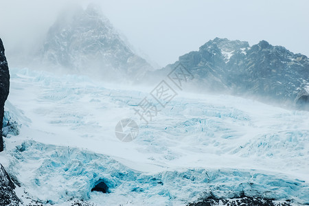 南极洲海岸景观山脉覆盖着冰雪和冷的海洋高清图片