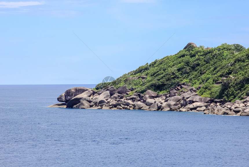 泰国普吉海滩附近的岩石和山丘泰国普吉海滩附近的岩石和山丘图片