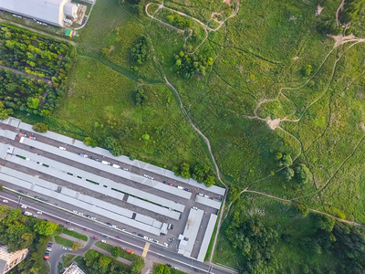 顶端上的莫斯科城市景色和道路设施图片