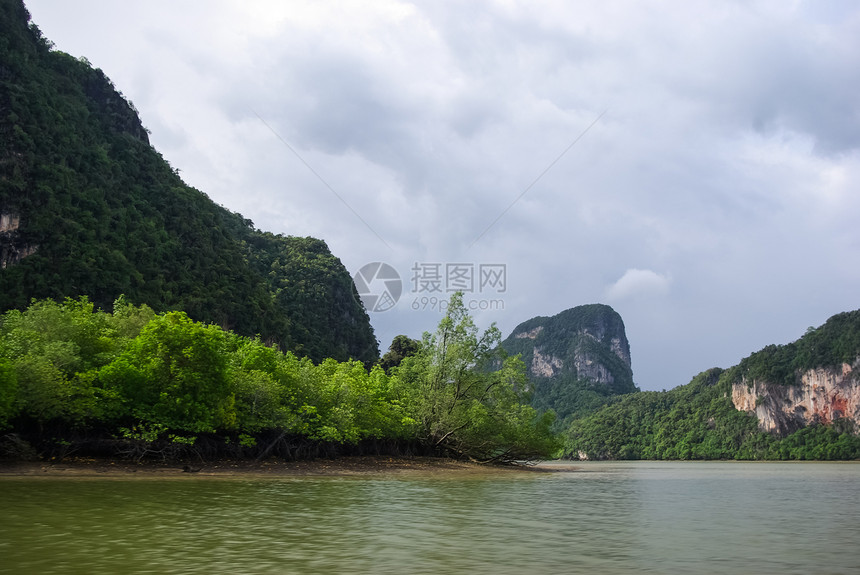 泰国海岸的质边悬崖岸线和山区图片