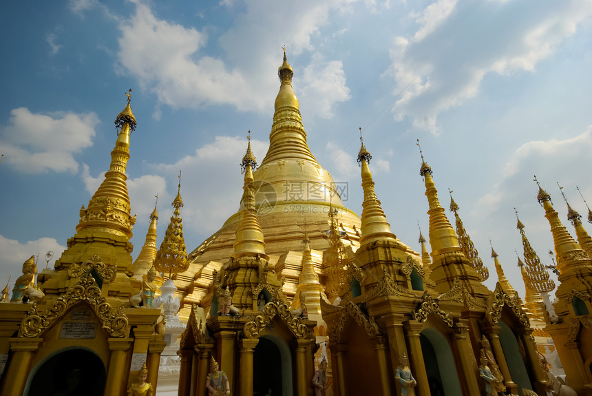 缅甸仰光2015年6月3日仰光佛教寺庙图片
