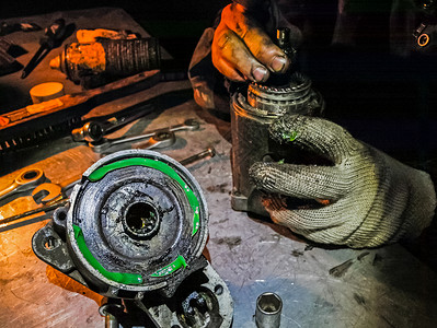 铁匠修理汽车零件油手和套铁匠修理汽车零件油手和套图片
