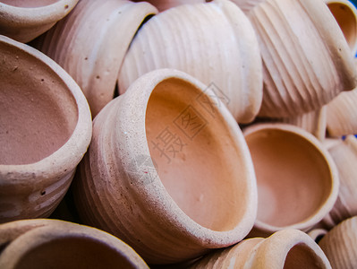 堆积的克莱锅很多陶器堆积的很多陶器大量的图片