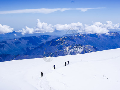 滑雪者登上山顶滑雪者登上山顶背景图片