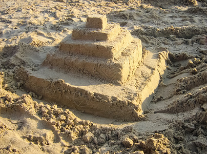 沙滩上的沙金字塔沙滩上的沙金字塔沙滩上的沙金字塔图片