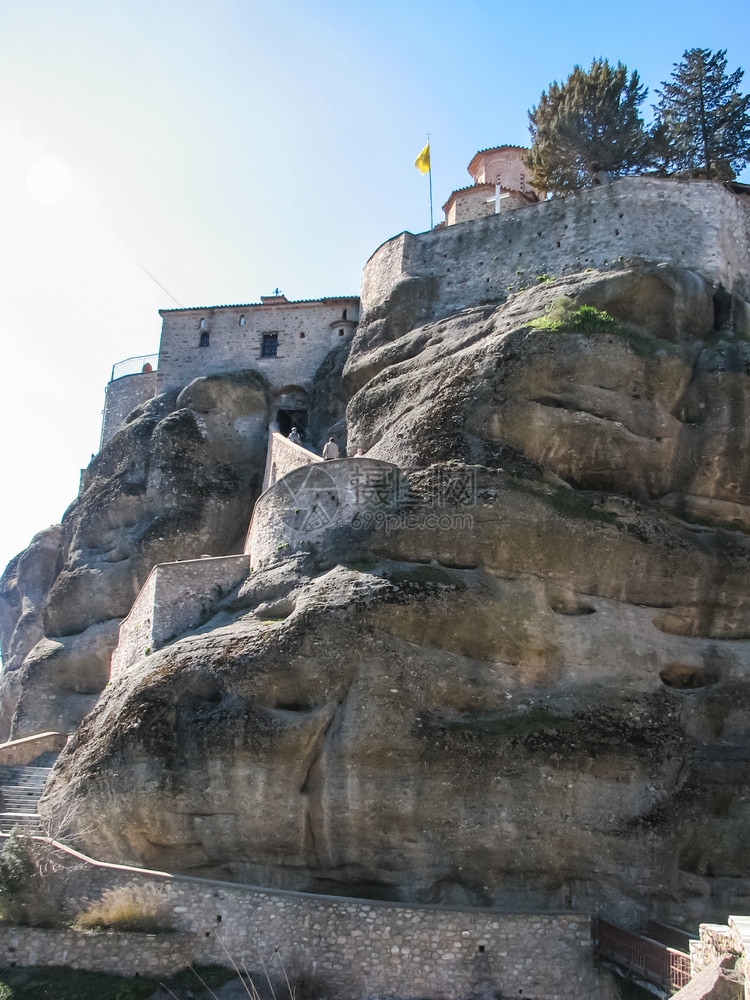 希腊岩石上的中特罗拉修道院古代建筑图片