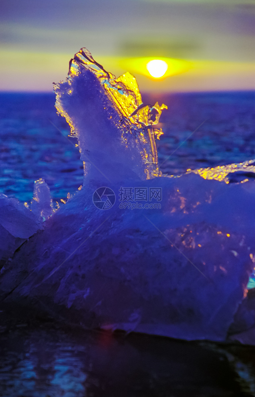 贝加尔岛的冬天湖面冰雪冬天贝加尔岛自然的美丽白加尔岛的冬天湖面冰雪图片