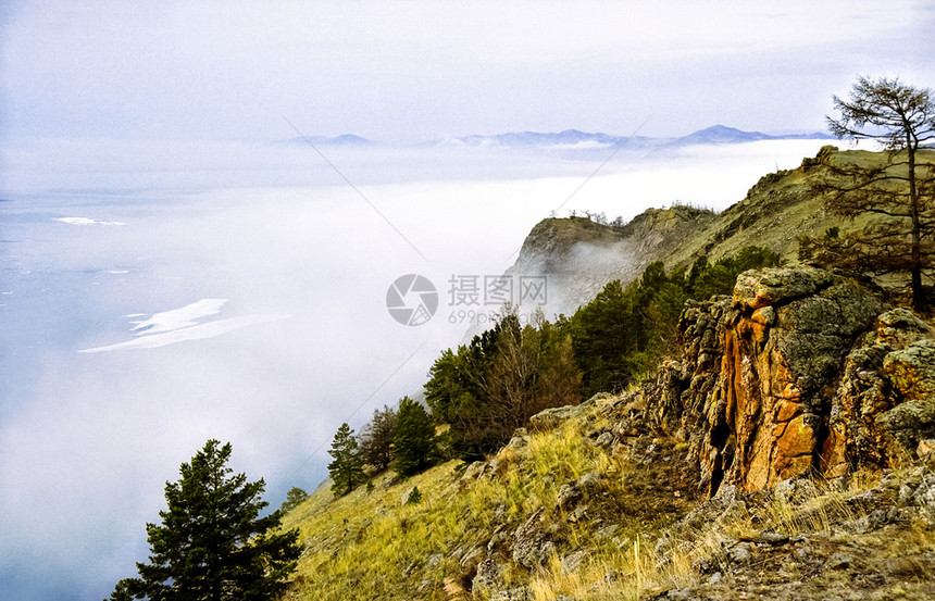 Baikal海岸的岩石和森林Baikal海岸的岩石和森林图片