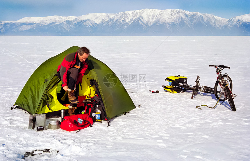 俄罗斯Baikal2015年月4日Baikal海岸的帐篷游客休息Baikal海岸的帐篷游客休息图片