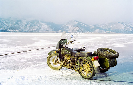 俄罗斯摩托车在Baikal湖的冰面上俄国摩托车在bikal上图片