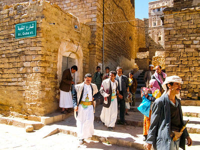 也门萨那街镇的人群图片
