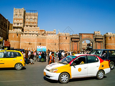 萨那市也门的热闹街区背景图片