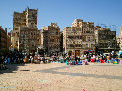 萨那市也门的热闹街区背景图片