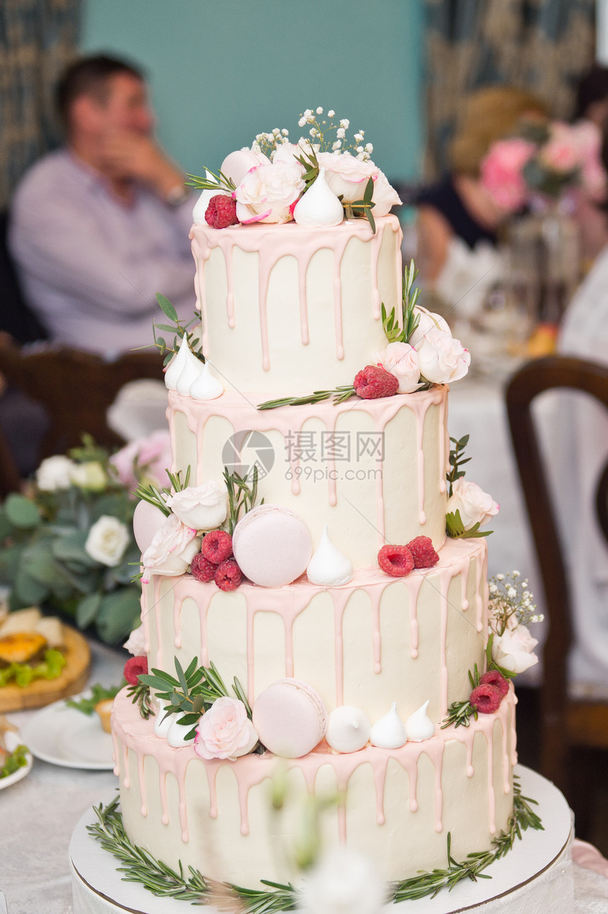 盛装有浆果和贝壳的优美婚礼蛋糕巨大的四层婚礼蛋糕9678图片