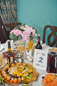假日餐桌第二号客人的位子964号餐具的宴会桌图片