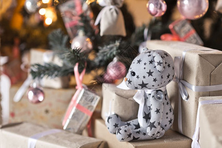 在圣诞树下面的礼物中熊和软玩具在圣诞树下面的礼物盒里图片