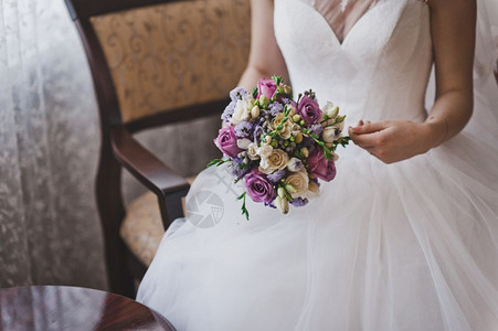 新娘手上的花朵带着一束美花的新娘9370图片