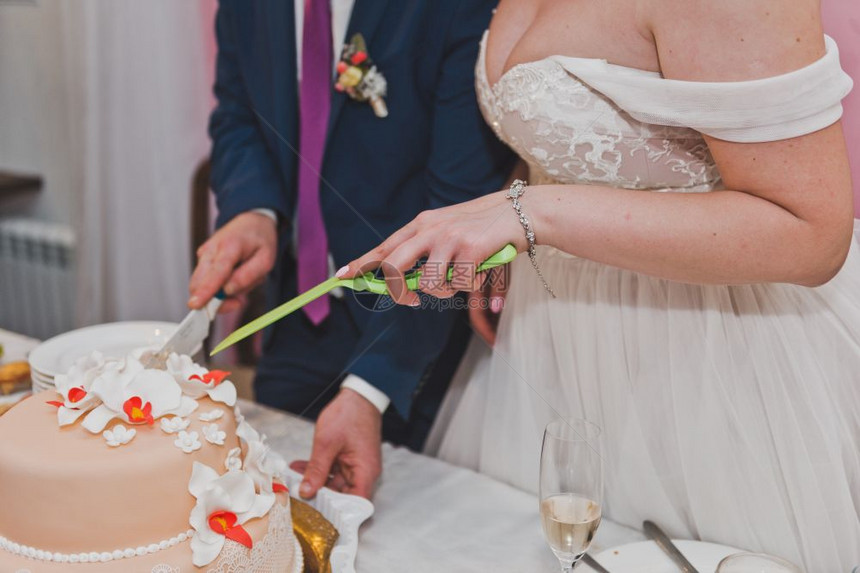 夫妻双方为招待客人而分享了结婚蛋糕927图片