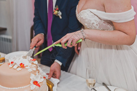 夫妻双方为招待客人而分享了结婚蛋糕927图片