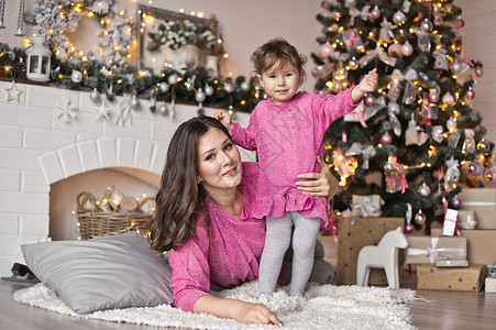 女孩和她的母亲躺在圣诞树9546附近的一条毯子上图片