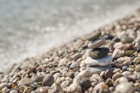 沙滩上的石块金字塔堆叠的平板石块8654图片