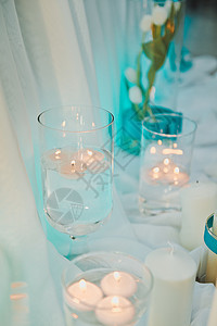 玻璃花瓶里的小白玫瑰装饰白玫瑰在玻璃花瓶8795里图片