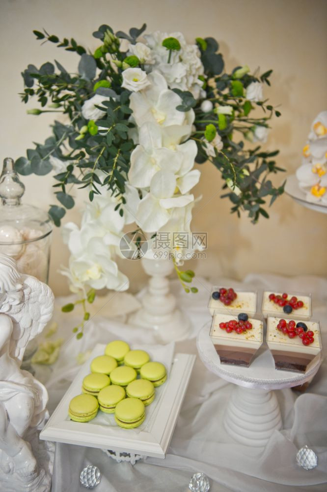 花朵用甜的点和蛋糕805盛装了桌子图片