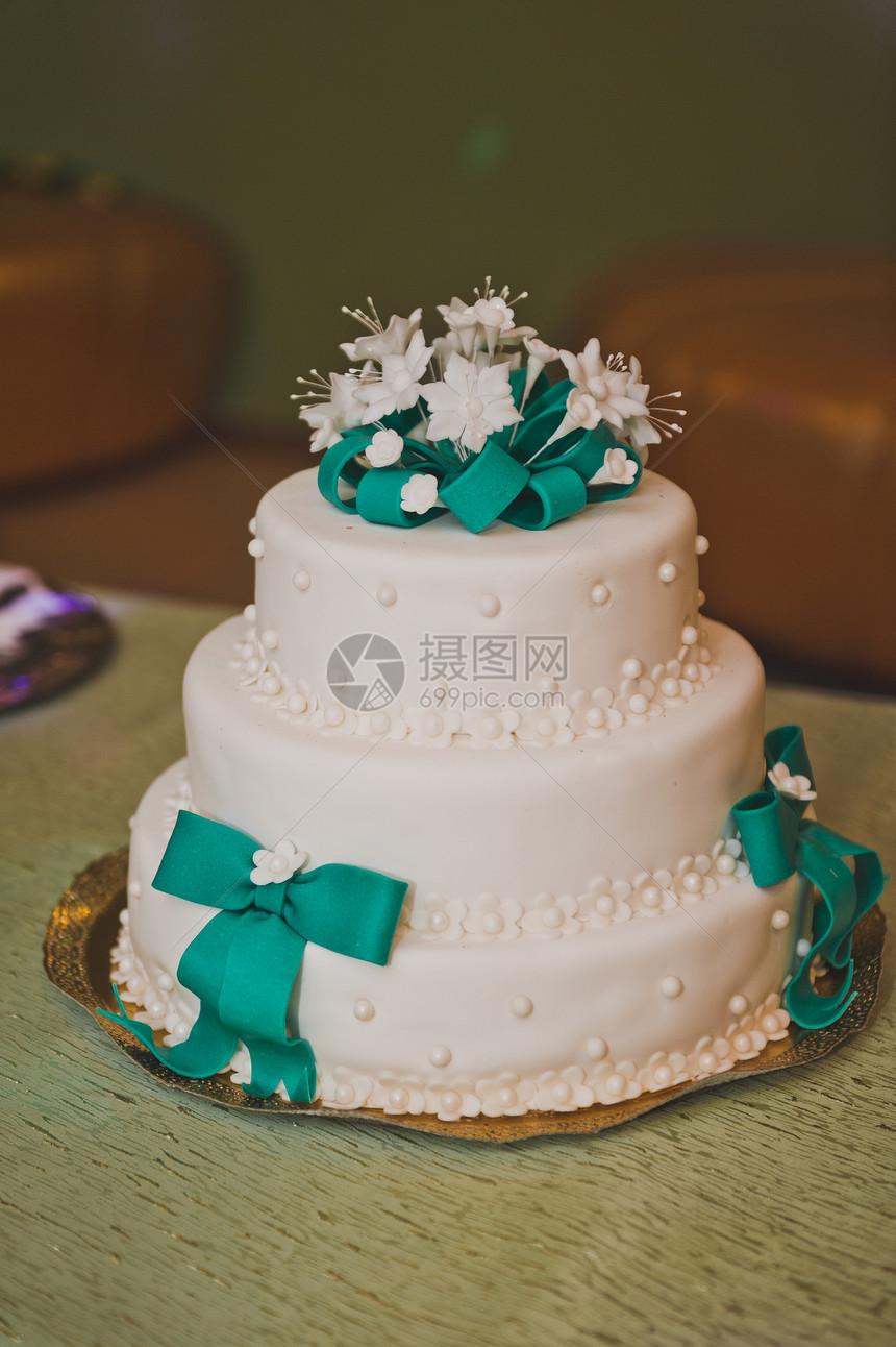 盛装有丝带和鲜花的婚礼蛋糕图片