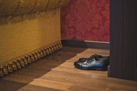 男鞋在等主人男士黑色礼服鞋靠近衣柜8015图片