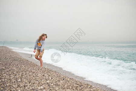 女孩试图不从海中湿透背景图片