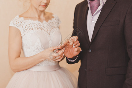 结婚仪式的一集结婚戒指的交换8501背景图片