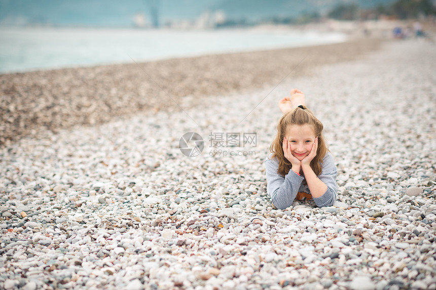 孩子躺在海滨的石上女孩躺在一个石子海滨820图片