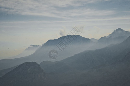 山峰在浓雾的烟806中图片