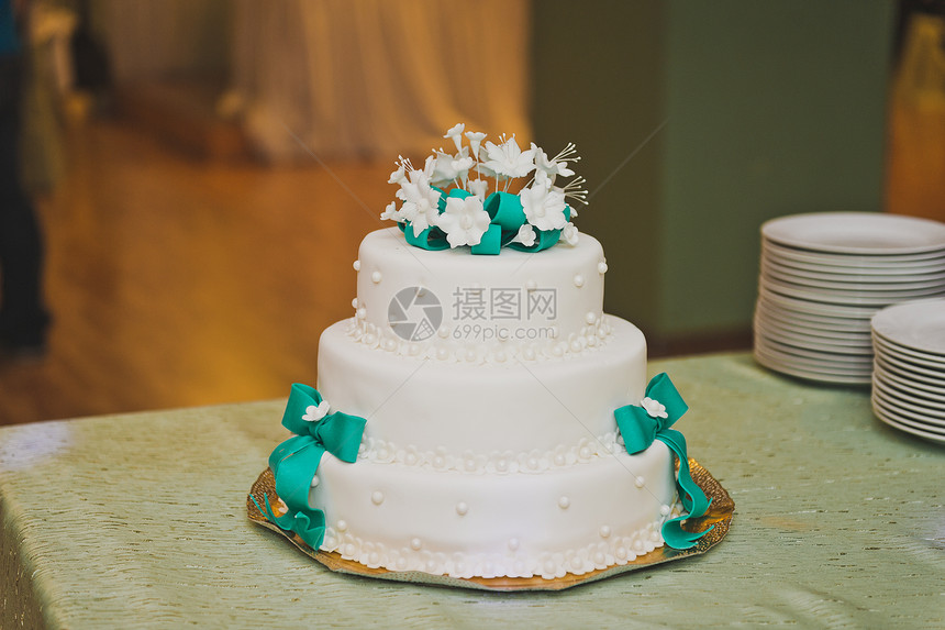 盛大的甜蛋糕装饰着金丝雀的带婚礼蛋糕装饰着丝带和花朵84图片