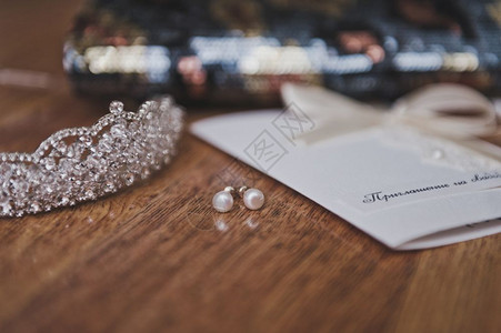 鞋和首饰旁边桌子上的明信片893卡旁边桌子上的女珠宝图片