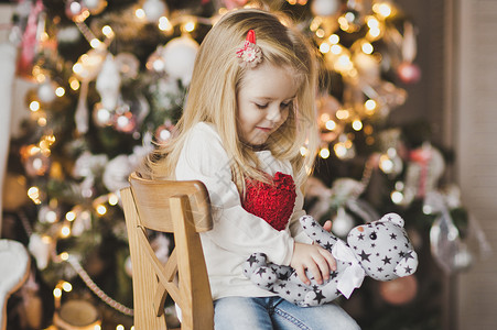 坐在圣诞树旁边的小女孩等待奇迹的到来期待新731年到来图片