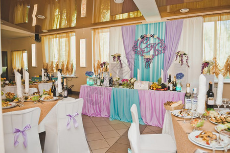 带有装饰品的节日厅由粉色和蓝节日厅7024装饰图片