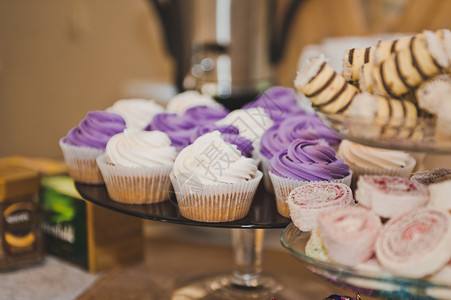 假日桌上的多彩蛋糕白色和紫小蛋糕703图片