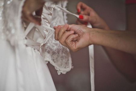 参加婚礼的新娘礼服为婚礼穿伴娘礼服的过程7650图片