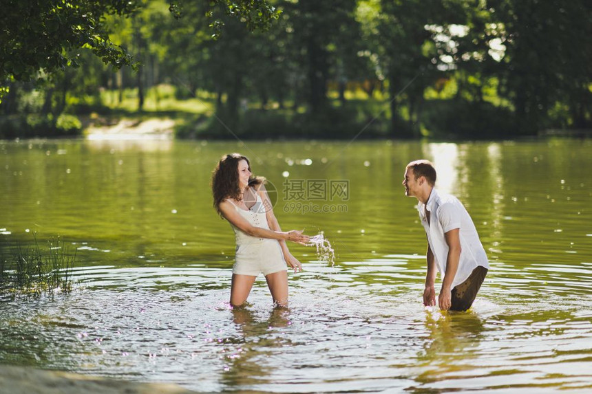 一个男人和女孩在6309号水池里喷