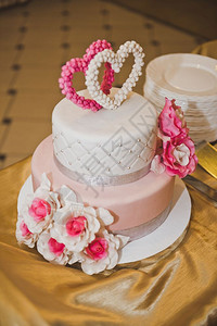 甜蛋糕装饰着粉红的心和鲜花蛋糕粉红的花和心6759图片
