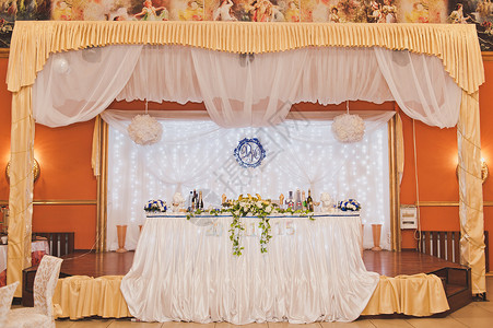 节日桌布和鲜花的装饰盛布和鲜花的节日桌614图片