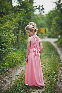 穿着长的粉红色裙子女孩穿着自然界背景649图片