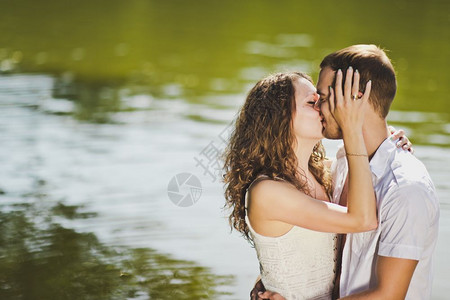 女孩和男亲吻池塘的水底亲吻池塘的岸边6318图片
