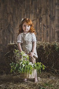 红色头发和篮子的女孩一个红发小女孩的肖像和6129篮子图片