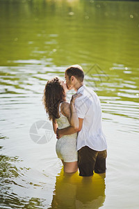 一对年轻夫妇在绿湖631海岸的肖像图片