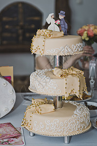 婚礼的三层蛋糕6573桌的婚礼蛋糕图片
