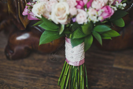 新娘的结婚花束578桌的玫瑰花束图片